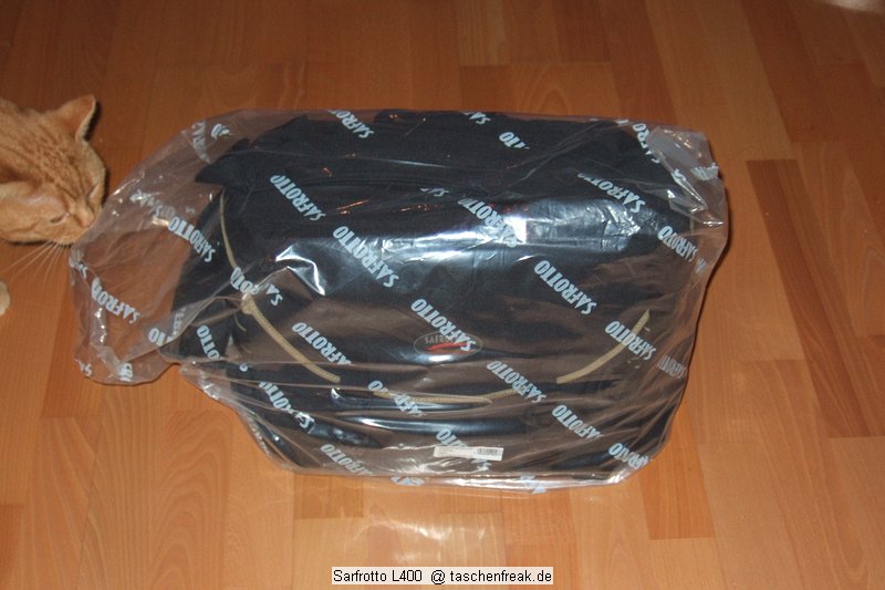 Sarfrotto L400\n\nFoto von Jrg Langer\n\nKommentar/Details:\n\nSehr hochwertige Profi-Fototasche\nvon Sarfrotto L 400 - All Weather kompatibel\n\nSuper Qualitt zum gnstigen Preis!\n- Sicherheit fr Ihre Kamera, beste Polsterung!\n- Komplett variables, gepolstertes Innenfach\n- Schutz vor Regen, Staub, Schnee!\n- Regenhaube zum berstlpen!\n- Schneller Zugriff zur Kamera durch einen Rei-\nverschluss in der Mitte\n- Lasche zum Durchfhren eines Waistbelts\n- Sehr Gut gepolsterter Gurt\n- Ideal fr den Profieinsatz\n- Innenpolster herausnehmbar\n- Trennfcher knnen mit Klettverschluss ange-\nordnet werden\n\nBeschreibung\nDiese sehr leichten und hochwertigen Fototaschen sind sehr gut vearbeitet und bieten optimalen Schutz fr Ihre Kameraasurstung - und das bei praktischer und einfacher Handhabung.\n\nBesonders gelungen ist der weiche Gurt, er erlaubt bequemes Tragen der Fotoausrstung. Der in der Mitte der Tasche liegende Reiverschluss ist super, fr den schnellen Zugriff zur Kamera.\nDie Tasche bieten Schutz vor Regen, Staub, Schnee, etc.\n\nDie Tasche ist kompatibel mit den Waistbelts anderer Markenhersteller - die Weistbelts (Hftgrtel) lassen sich ganz einfach durch die Lasche am hinteren Ende der Kamera ziehen.\n\nBei Bedarf kann das gepolsterte Innenfach herausgenommen werden. Die Tasche wird dadurch noch leichter und weicher.\n\nRegencover\n\nDetails der L 400:\n- Praktischer Tragegriff\n- Seitliche Laschen zum anschlieen von Kchern, o..\nMit Festzurrschlaufe zum fixieren der Kcher!\n- Gerumige Vordertasche fr Ladegerte, Speicher, Film,\nAkkus, etc. - eingeteilt in versch. Fcher.\n- Herausnehmbare Regenhaube fr noch mehr Schutz\n- variable Fcher im gepolsterten Innenfach\n- 2x Innenliegendes Geheimfach hinter der Polsterung\n- Gurtschlaufe hinten fr Waistbelts\n- Bequemer, gepolsterter Gurt\n\nFassungsvermgen:\nSiehe Details auf den Bildern\n\nMae\nInnen: ca. 32x17,5x25cm\nAuen: ca. 35x25x27,5cm