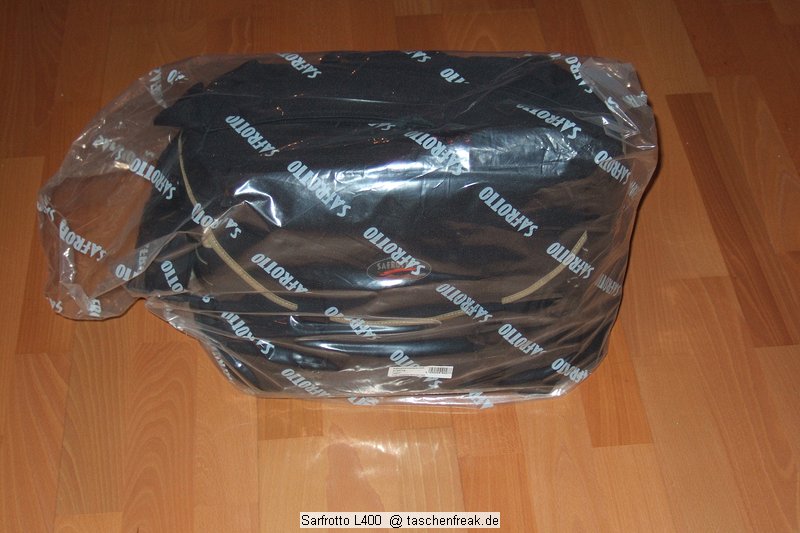 Sarfrotto L400\n\nFoto von Jrg Langer\n\nKommentar/Details:\n\nSehr hochwertige Profi-Fototasche\nvon Sarfrotto L 400 - All Weather kompatibel\n\nSuper Qualitt zum gnstigen Preis!\n- Sicherheit fr Ihre Kamera, beste Polsterung!\n- Komplett variables, gepolstertes Innenfach\n- Schutz vor Regen, Staub, Schnee!\n- Regenhaube zum berstlpen!\n- Schneller Zugriff zur Kamera durch einen Rei-\nverschluss in der Mitte\n- Lasche zum Durchfhren eines Waistbelts\n- Sehr Gut gepolsterter Gurt\n- Ideal fr den Profieinsatz\n- Innenpolster herausnehmbar\n- Trennfcher knnen mit Klettverschluss ange-\nordnet werden\n\nBeschreibung\nDiese sehr leichten und hochwertigen Fototaschen sind sehr gut vearbeitet und bieten optimalen Schutz fr Ihre Kameraasurstung - und das bei praktischer und einfacher Handhabung.\n\nBesonders gelungen ist der weiche Gurt, er erlaubt bequemes Tragen der Fotoausrstung. Der in der Mitte der Tasche liegende Reiverschluss ist super, fr den schnellen Zugriff zur Kamera.\nDie Tasche bieten Schutz vor Regen, Staub, Schnee, etc.\n\nDie Tasche ist kompatibel mit den Waistbelts anderer Markenhersteller - die Weistbelts (Hftgrtel) lassen sich ganz einfach durch die Lasche am hinteren Ende der Kamera ziehen.\n\nBei Bedarf kann das gepolsterte Innenfach herausgenommen werden. Die Tasche wird dadurch noch leichter und weicher.\n\nRegencover\n\nDetails der L 400:\n- Praktischer Tragegriff\n- Seitliche Laschen zum anschlieen von Kchern, o..\nMit Festzurrschlaufe zum fixieren der Kcher!\n- Gerumige Vordertasche fr Ladegerte, Speicher, Film,\nAkkus, etc. - eingeteilt in versch. Fcher.\n- Herausnehmbare Regenhaube fr noch mehr Schutz\n- variable Fcher im gepolsterten Innenfach\n- 2x Innenliegendes Geheimfach hinter der Polsterung\n- Gurtschlaufe hinten fr Waistbelts\n- Bequemer, gepolsterter Gurt\n\nFassungsvermgen:\nSiehe Details auf den Bildern\n\nMae\nInnen: ca. 32x17,5x25cm\nAuen: ca. 35x25x27,5cm