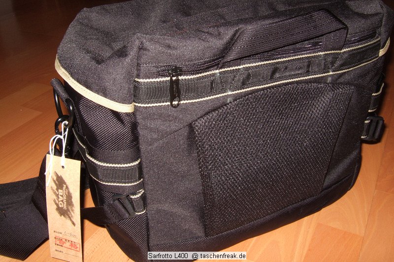 Sarfrotto L400\n\nFoto von Jrg Langer\n\nKommentar/Details:\n\nSehr hochwertige Profi-Fototasche\nvon Sarfrotto L 400 - All Weather kompatibel\n\nSuper Qualitt zum gnstigen Preis!\n- Sicherheit fr Ihre Kamera, beste Polsterung!\n- Komplett variables, gepolstertes Innenfach\n- Schutz vor Regen, Staub, Schnee!\n- Regenhaube zum berstlpen!\n- Schneller Zugriff zur Kamera durch einen Rei-\nverschluss in der Mitte\n- Lasche zum Durchfhren eines Waistbelts\n- Sehr Gut gepolsterter Gurt\n- Ideal fr den Profieinsatz\n- Innenpolster herausnehmbar\n- Trennfcher knnen mit Klettverschluss ange-\nordnet werden\n\nBeschreibung\nDiese sehr leichten und hochwertigen Fototaschen sind sehr gut vearbeitet und bieten optimalen Schutz fr Ihre Kameraasurstung - und das bei praktischer und einfacher Handhabung.\n\nBesonders gelungen ist der weiche Gurt, er erlaubt bequemes Tragen der Fotoausrstung. Der in der Mitte der Tasche liegende Reiverschluss ist super, fr den schnellen Zugriff zur Kamera.\nDie Tasche bieten Schutz vor Regen, Staub, Schnee, etc.\n\nDie Tasche ist kompatibel mit den Waistbelts anderer Markenhersteller - die Weistbelts (Hftgrtel) lassen sich ganz einfach durch die Lasche am hinteren Ende der Kamera ziehen.\n\nBei Bedarf kann das gepolsterte Innenfach herausgenommen werden. Die Tasche wird dadurch noch leichter und weicher.\n\nRegencover\n\nDetails der L 400:\n- Praktischer Tragegriff\n- Seitliche Laschen zum anschlieen von Kchern, o..\nMit Festzurrschlaufe zum fixieren der Kcher!\n- Gerumige Vordertasche fr Ladegerte, Speicher, Film,\nAkkus, etc. - eingeteilt in versch. Fcher.\n- Herausnehmbare Regenhaube fr noch mehr Schutz\n- variable Fcher im gepolsterten Innenfach\n- 2x Innenliegendes Geheimfach hinter der Polsterung\n- Gurtschlaufe hinten fr Waistbelts\n- Bequemer, gepolsterter Gurt\n\nFassungsvermgen:\nSiehe Details auf den Bildern\n\nMae\nInnen: ca. 32x17,5x25cm\nAuen: ca. 35x25x27,5cm