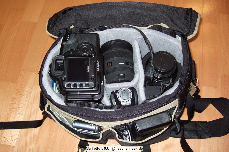 Sarfrotto L400\n\nFoto von Jrg Langer\n\nKommentar/Details:\n\nSehr hochwertige Profi-Fototasche\nvon Sarfrotto L 400 - All Weather kompatibel\n\nSuper Qualitt zum gnstigen Preis!\n- Sicherheit fr Ihre Kamera, beste Polsterung!\n- Komplett variables, gepolstertes Innenfach\n- Schutz vor Regen, Staub, Schnee!\n- Regenhaube zum berstlpen!\n- Schneller Zugriff zur Kamera durch einen Rei-\nverschluss in der Mitte\n- Lasche zum Durchfhren eines Waistbelts\n- Sehr Gut gepolsterter Gurt\n- Ideal fr den Profieinsatz\n- Innenpolster herausnehmbar\n- Trennfcher knnen mit Klettverschluss ange-\nordnet werden\n\nBeschreibung\nDiese sehr leichten und hochwertigen Fototaschen sind sehr gut vearbeitet und bieten optimalen Schutz fr Ihre Kameraasurstung - und das bei praktischer und einfacher Handhabung.\n\nBesonders gelungen ist der weiche Gurt, er erlaubt bequemes Tragen der Fotoausrstung. Der in der Mitte der Tasche liegende Reiverschluss ist super, fr den schnellen Zugriff zur Kamera.\nDie Tasche bieten Schutz vor Regen, Staub, Schnee, etc.\n\nDie Tasche ist kompatibel mit den Waistbelts anderer Markenhersteller - die Weistbelts (Hftgrtel) lassen sich ganz einfach durch die Lasche am hinteren Ende der Kamera ziehen.\n\nBei Bedarf kann das gepolsterte Innenfach herausgenommen werden. Die Tasche wird dadurch noch leichter und weicher.\n\nRegencover\n\nDetails der L 400:\n- Praktischer Tragegriff\n- Seitliche Laschen zum anschlieen von Kchern, o..\nMit Festzurrschlaufe zum fixieren der Kcher!\n- Gerumige Vordertasche fr Ladegerte, Speicher, Film,\nAkkus, etc. - eingeteilt in versch. Fcher.\n- Herausnehmbare Regenhaube fr noch mehr Schutz\n- variable Fcher im gepolsterten Innenfach\n- 2x Innenliegendes Geheimfach hinter der Polsterung\n- Gurtschlaufe hinten fr Waistbelts\n- Bequemer, gepolsterter Gurt\n\nFassungsvermgen:\nSiehe Details auf den Bildern\n\nMae\nInnen: ca. 32x17,5x25cm\nAuen: ca. 35x25x27,5cm