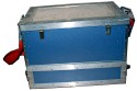 Selbstbau Aluminium-Koffer fr das komplette Programm\n\nFoto und Bericht von Stefan Lacalli - VIELEN DANK DAFR!\nKommentar des Nutzers:\n\nDas Problem hatte ja wohl schon jeder, wie transportiere Ich die Ausrstung absolut sicher. Sicherlich gibt es namhafte Hersteller welche ihr Programm mit solchen Lsungen schmcken. Allerdings ist man dann auch schnell mal mehrere hundert Euronen los. Also ab in Keller, Alubleche, paar Nieten und Schaumstoff zusammen gettelt und fertig war der MONSTERKOFFER.\n\nPlatz ist da wirklich fr alles. In der Schublade ist Platz frs Laptop, Netzgert und smtliche Kabel. Unter dem groen Deckel (Hauptfach) ist Platz fr min. 3 Bodys mit angesetzten Objektiven. Im Bild ne II N mit einem 70-200. Rechts davon (nur die Ausbuchtung zu sehen) eine 20 D mit 17-40. Nachdem bei einer Vollbremsung auf dem Highway A 66 Hhe Wiesbaden, eine meiner Digitalen in einem Fotorucksack das Zeitliche gesegnet hat, war es Zeit sich Gedanken zu machen. Fr den Transport im Auto will ich mein Monster nicht mehr missen. Als Tragegurt kommt hier ein alter Spanngurt zum Einsatz.\n\nWas hat das Teil gekostet?\n\nDie Schaumstoffeinlagen sind von einem Zarges Standard System. Die Bleche sind Reste von einer Gebuderverkleidung (blau eloxiertes Alu), die Winkel selber gebogen und die Alu-Nieten aus dem Baumarkt fr 20Euros. Sicherlich sind hierbei einige Stunden an Arbeitszeit investiert worden.....ABER...die haben sich mehr wie gelohnt.\n\nBauplan? Sorry da gibt es keinen, alles frei Schnautze und nach Gefhl zusammen gebaut. So und jetzt ab in Keller und Los gehts...\n\nStefan