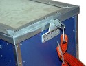 Selbstbau Aluminium-Koffer fr das komplette Programm\n\nFoto und Bericht von Stefan Lacalli - VIELEN DANK DAFR!\nKommentar des Nutzers:\n\nDas Problem hatte ja wohl schon jeder, wie transportiere Ich die Ausrstung absolut sicher. Sicherlich gibt es namhafte Hersteller welche ihr Programm mit solchen Lsungen schmcken. Allerdings ist man dann auch schnell mal mehrere hundert Euronen los. Also ab in Keller, Alubleche, paar Nieten und Schaumstoff zusammen gettelt und fertig war der MONSTERKOFFER.\n\nPlatz ist da wirklich fr alles. In der Schublade ist Platz frs Laptop, Netzgert und smtliche Kabel. Unter dem groen Deckel (Hauptfach) ist Platz fr min. 3 Bodys mit angesetzten Objektiven. Im Bild ne II N mit einem 70-200. Rechts davon (nur die Ausbuchtung zu sehen) eine 20 D mit 17-40. Nachdem bei einer Vollbremsung auf dem Highway A 66 Hhe Wiesbaden, eine meiner Digitalen in einem Fotorucksack das Zeitliche gesegnet hat, war es Zeit sich Gedanken zu machen. Fr den Transport im Auto will ich mein Monster nicht mehr missen. Als Tragegurt kommt hier ein alter Spanngurt zum Einsatz.\n\nWas hat das Teil gekostet?\n\nDie Schaumstoffeinlagen sind von einem Zarges Standard System. Die Bleche sind Reste von einer Gebuderverkleidung (blau eloxiertes Alu), die Winkel selber gebogen und die Alu-Nieten aus dem Baumarkt fr 20Euros. Sicherlich sind hierbei einige Stunden an Arbeitszeit investiert worden.....ABER...die haben sich mehr wie gelohnt.\n\nBauplan? Sorry da gibt es keinen, alles frei Schnautze und nach Gefhl zusammen gebaut. So und jetzt ab in Keller und Los gehts...\n\nStefan