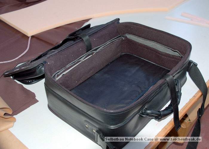 Foto von Michael Duesel - DANKE DAFR !\n\nKommentar des Nutzers/Bastlers:\n\nEs geht schon gnstiger... ist aber mit Aufwand verbunden:\n\n1) alte, doppelseitige Notebooktasche besorgen und aufschneiden\n2) Schaumstoff besorgen und entsprechend ausschneiden\n3) mit Stoff beziehen\n4) Fertig.\n\nNach drei Stunden sah meine Tasche dann so aus ...\n\nIst super-stabil und das Equipment ist bestens geschtzt.