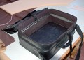 Foto von Michael Duesel - DANKE DAFR !\n\nKommentar des Nutzers/Bastlers:\n\nEs geht schon gnstiger... ist aber mit Aufwand verbunden:\n\n1) alte, doppelseitige Notebooktasche besorgen und aufschneiden\n2) Schaumstoff besorgen und entsprechend ausschneiden\n3) mit Stoff beziehen\n4) Fertig.\n\nNach drei Stunden sah meine Tasche dann so aus ...\n\nIst super-stabil und das Equipment ist bestens geschtzt.