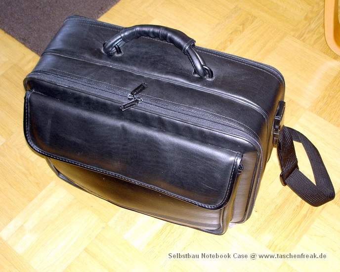 Foto von Michael Duesel - DANKE DAFÜR !\n\nKommentar des Nutzers/Bastlers:\n\nEs geht schon günstiger... ist aber mit Aufwand verbunden:\n\n1) alte, doppelseitige Notebooktasche besorgen und aufschneiden\n2) Schaumstoff besorgen und entsprechend ausschneiden\n3) mit Stoff beziehen\n4) Fertig.\n\nNach drei Stunden sah meine Tasche dann so aus ...\n\nIst super-stabil und das Equipment ist bestens geschützt.