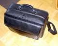 Foto von Michael Duesel - DANKE DAFR !\n\nKommentar des Nutzers/Bastlers:\n\nEs geht schon gnstiger... ist aber mit Aufwand verbunden:\n\n1) alte, doppelseitige Notebooktasche besorgen und aufschneiden\n2) Schaumstoff besorgen und entsprechend ausschneiden\n3) mit Stoff beziehen\n4) Fertig.\n\nNach drei Stunden sah meine Tasche dann so aus ...\n\nIst super-stabil und das Equipment ist bestens geschtzt.