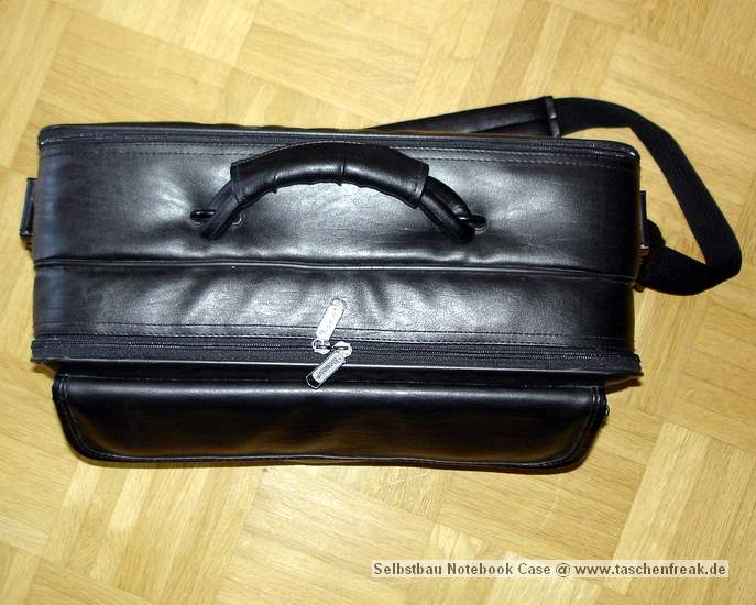 Foto von Michael Duesel - DANKE DAFÜR !\n\nKommentar des Nutzers/Bastlers:\n\nEs geht schon günstiger... ist aber mit Aufwand verbunden:\n\n1) alte, doppelseitige Notebooktasche besorgen und aufschneiden\n2) Schaumstoff besorgen und entsprechend ausschneiden\n3) mit Stoff beziehen\n4) Fertig.\n\nNach drei Stunden sah meine Tasche dann so aus ...\n\nIst super-stabil und das Equipment ist bestens geschützt.