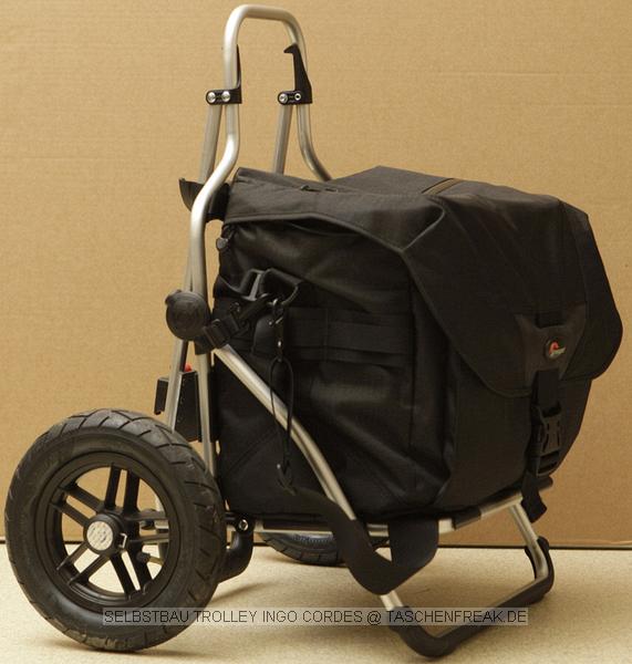 TROLLEY SELBSTBAU\n\nFoto von Ingo Cordes - VIELEN DANK!\n\nKommentar des Nutzers:\n\nDas Grundgestell ist ein Andersen Royal Plus Shopper. Am Griff oben ist zustzlich eine kleine Metallplatte angenietet. Durch die Luftreifen ist ein Einsatz auf Wanderwegen etc. problemlos mglich. \n \nAls Stativhalterung nutze ich unten einen Lowepro Stativhalter. Zur Befestigung oben am Shopper ist ein Klick-Fix Halter an der Wechselplatte angeschraubt. Vorteil ist, dass man die fr diverse Stativkpfe nutzen kann.\n \nZustzlich zur Fototasche ist oben am Shopper eine Klick-Fix Doggy-Transporttasche befestigt. Haupteinsatzzweck ist hier Objektivwechsel (kein Bcken) und Transport der Kamera bei kurzen Strecken (z.B. im Zoo zum nchsten Gehege). Es passt eine Kamera mit aufgesetztem 300er/f4 + TK rein.\n \nDas Ganze ist schnell und einfach zerlegbar/zusammenklappbar.