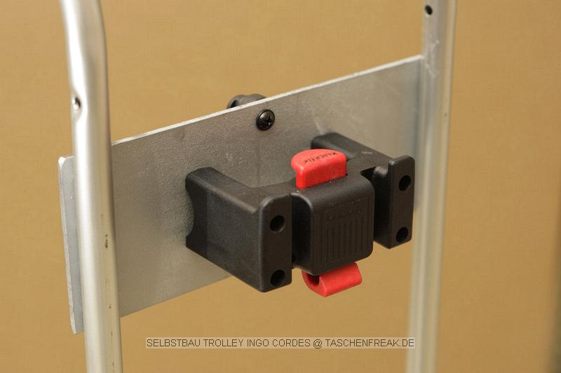 TROLLEY SELBSTBAU\n\nFoto von Ingo Cordes - VIELEN DANK!\n\nKommentar des Nutzers:\n\nDas Grundgestell ist ein Andersen Royal Plus Shopper. Am Griff oben ist zustzlich eine kleine Metallplatte angenietet. Durch die Luftreifen ist ein Einsatz auf Wanderwegen etc. problemlos mglich. \n \nAls Stativhalterung nutze ich unten einen Lowepro Stativhalter. Zur Befestigung oben am Shopper ist ein Klick-Fix Halter an der Wechselplatte angeschraubt. Vorteil ist, dass man die fr diverse Stativkpfe nutzen kann.\n \nZustzlich zur Fototasche ist oben am Shopper eine Klick-Fix Doggy-Transporttasche befestigt. Haupteinsatzzweck ist hier Objektivwechsel (kein Bcken) und Transport der Kamera bei kurzen Strecken (z.B. im Zoo zum nchsten Gehege). Es passt eine Kamera mit aufgesetztem 300er/f4 + TK rein.\n \nDas Ganze ist schnell und einfach zerlegbar/zusammenklappbar.