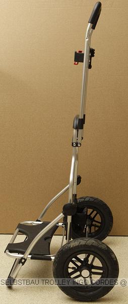 TROLLEY SELBSTBAU\n\nFoto von Ingo Cordes - VIELEN DANK!\n\nKommentar des Nutzers:\n\nDas Grundgestell ist ein Andersen Royal Plus Shopper. Am Griff oben ist zusätzlich eine kleine Metallplatte angenietet. Durch die Luftreifen ist ein Einsatz auf Wanderwegen etc. problemlos möglich. \n \nAls Stativhalterung nutze ich unten einen Lowepro Stativhalter. Zur Befestigung oben am Shopper ist ein Klick-Fix Halter an der Wechselplatte angeschraubt. Vorteil ist, dass man die für diverse Stativköpfe nutzen kann.\n \nZusätzlich zur Fototasche ist oben am Shopper eine Klick-Fix Doggy-Transporttasche befestigt. Haupteinsatzzweck ist hier Objektivwechsel (kein Bücken) und Transport der Kamera bei kurzen Strecken (z.B. im Zoo zum nächsten Gehege). Es passt eine Kamera mit aufgesetztem 300er/f4 + TK rein.\n \nDas Ganze ist schnell und einfach zerlegbar/zusammenklappbar.