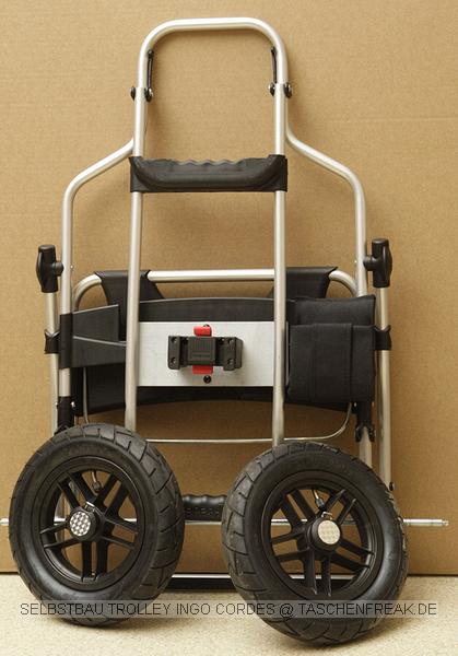 TROLLEY SELBSTBAU\n\nFoto von Ingo Cordes - VIELEN DANK!\n\nKommentar des Nutzers:\n\nDas Grundgestell ist ein Andersen Royal Plus Shopper. Am Griff oben ist zusätzlich eine kleine Metallplatte angenietet. Durch die Luftreifen ist ein Einsatz auf Wanderwegen etc. problemlos möglich. \n \nAls Stativhalterung nutze ich unten einen Lowepro Stativhalter. Zur Befestigung oben am Shopper ist ein Klick-Fix Halter an der Wechselplatte angeschraubt. Vorteil ist, dass man die für diverse Stativköpfe nutzen kann.\n \nZusätzlich zur Fototasche ist oben am Shopper eine Klick-Fix Doggy-Transporttasche befestigt. Haupteinsatzzweck ist hier Objektivwechsel (kein Bücken) und Transport der Kamera bei kurzen Strecken (z.B. im Zoo zum nächsten Gehege). Es passt eine Kamera mit aufgesetztem 300er/f4 + TK rein.\n \nDas Ganze ist schnell und einfach zerlegbar/zusammenklappbar.
