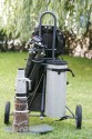 EIGENBAU TROLLY\n\nFoto von Frank Bhler - VIELEN DANK FR DEINE MAILS!\n\nKommentar des Nutzers:\n\nNach dem die Suche nach einer fertigen Lsung erfolglos war habe ich mir meinen Trolly selbst gebaut. \n\n# groe Rder mit Luftbereifung (stammen von einem Kinderwagen).\n\n# der Lowepro Foro Trekker wird einfach angehngt, sttzt sich in einer Wanne (war mal ein Hydrokultur-Blumentopf) und sitzt "bombenfest".\n\n# darber kann eine Lowepro Reporter 200 montiert werden \n\n# sollte der Stauraum noch immer nicht reichen ...einfach die LensCase an der Tasche anbringen.\n\n# das Stativ braucht natrlich auch seinen Platz. Um es mglichst schnell griffbereit zu haben wird's nur eingehngt.\n\n# Auch die dicke Linse sollte schnell zur Hand sein (einen Sicheren Platz soll sie aber auch haben...damit ihr nix passiert :O)\n\n# Damit das Ding auch in den Kofferaum pat ist der "Fu" klappbar.\n\n# Um Dinge auch leicht und sicher aus dem Rucksack holen zu knnen, ohne da Gefahr besteht, da was auf den Boden kullert (schne L-Linsen oder so was :O) gibt es eine weitere Sttze. Durch eine "Reisleine" etwas "automatisiert".\n\n...was meint Ihr zu dem Ding?\n\nMfG\nFrank