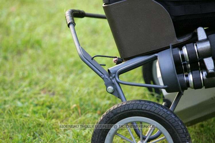 EIGENBAU TROLLY\n\nFoto von Frank Bühler - VIELEN DANK FÜR DEINE MAILS!\n\nKommentar des Nutzers:\n\nNach dem die Suche nach einer fertigen Lösung erfolglos war habe ich mir meinen Trolly selbst gebaut. \n\n# große Räder mit Luftbereifung (stammen von einem Kinderwagen).\n\n# der Lowepro Foro Trekker wird einfach angehängt, stützt sich in einer Wanne (war mal ein Hydrokultur-Blumentopf) und sitzt "bombenfest".\n\n# darüber kann eine Lowepro Reporter 200 montiert werden \n\n# sollte der Stauraum noch immer nicht reichen ...einfach die LensCase an der Tasche anbringen.\n\n# das Stativ braucht natürlich auch seinen Platz. Um es möglichst schnell griffbereit zu haben wird's nur eingehängt.\n\n# Auch die dicke Linse sollte schnell zur Hand sein (einen Sicheren Platz soll sie aber auch haben...damit ihr nix passiert :O)\n\n# Damit das Ding auch in den Kofferaum paßt ist der "Fuß" klappbar.\n\n# Um Dinge auch leicht und sicher aus dem Rucksack holen zu können, ohne daß Gefahr besteht, daß was auf den Boden kullert (schöne L-Linsen oder so was :O) gibt es eine weitere Stütze. Durch eine "Reisleine" etwas "automatisiert".\n\n...was meint Ihr zu dem Ding?\n\nMfG\nFrank