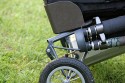 EIGENBAU TROLLY\n\nFoto von Frank Bhler - VIELEN DANK FR DEINE MAILS!\n\nKommentar des Nutzers:\n\nNach dem die Suche nach einer fertigen Lsung erfolglos war habe ich mir meinen Trolly selbst gebaut. \n\n# groe Rder mit Luftbereifung (stammen von einem Kinderwagen).\n\n# der Lowepro Foro Trekker wird einfach angehngt, sttzt sich in einer Wanne (war mal ein Hydrokultur-Blumentopf) und sitzt "bombenfest".\n\n# darber kann eine Lowepro Reporter 200 montiert werden \n\n# sollte der Stauraum noch immer nicht reichen ...einfach die LensCase an der Tasche anbringen.\n\n# das Stativ braucht natrlich auch seinen Platz. Um es mglichst schnell griffbereit zu haben wird's nur eingehngt.\n\n# Auch die dicke Linse sollte schnell zur Hand sein (einen Sicheren Platz soll sie aber auch haben...damit ihr nix passiert :O)\n\n# Damit das Ding auch in den Kofferaum pat ist der "Fu" klappbar.\n\n# Um Dinge auch leicht und sicher aus dem Rucksack holen zu knnen, ohne da Gefahr besteht, da was auf den Boden kullert (schne L-Linsen oder so was :O) gibt es eine weitere Sttze. Durch eine "Reisleine" etwas "automatisiert".\n\n...was meint Ihr zu dem Ding?\n\nMfG\nFrank