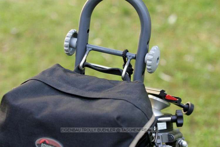 EIGENBAU TROLLY\n\nFoto von Frank B�hler - VIELEN DANK F�R DEINE MAILS!\n\nKommentar des Nutzers:\n\nNach dem die Suche nach einer fertigen L�sung erfolglos war habe ich mir meinen Trolly selbst gebaut. \n\n# gro�e R�der mit Luftbereifung (stammen von einem Kinderwagen).\n\n# der Lowepro Foro Trekker wird einfach angeh�ngt, st�tzt sich in einer Wanne (war mal ein Hydrokultur-Blumentopf) und sitzt "bombenfest".\n\n# dar�ber kann eine Lowepro Reporter 200 montiert werden \n\n# sollte der Stauraum noch immer nicht reichen ...einfach die LensCase an der Tasche anbringen.\n\n# das Stativ braucht nat�rlich auch seinen Platz. Um es m�glichst schnell griffbereit zu haben wird's nur eingeh�ngt.\n\n# Auch die dicke Linse sollte schnell zur Hand sein (einen Sicheren Platz soll sie aber auch haben...damit ihr nix passiert :O)\n\n# Damit das Ding auch in den Kofferaum pa�t ist der "Fu�" klappbar.\n\n# Um Dinge auch leicht und sicher aus dem Rucksack holen zu k�nnen, ohne da� Gefahr besteht, da� was auf den Boden kullert (sch�ne L-Linsen oder so was :O) gibt es eine weitere St�tze. Durch eine "Reisleine" etwas "automatisiert".\n\n...was meint Ihr zu dem Ding?\n\nMfG\nFrank