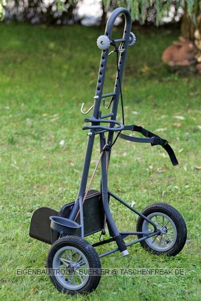 EIGENBAU TROLLY\n\nFoto von Frank Bhler - VIELEN DANK FR DEINE MAILS!\n\nKommentar des Nutzers:\n\nNach dem die Suche nach einer fertigen Lsung erfolglos war habe ich mir meinen Trolly selbst gebaut. \n\n# groe Rder mit Luftbereifung (stammen von einem Kinderwagen).\n\n# der Lowepro Foro Trekker wird einfach angehngt, sttzt sich in einer Wanne (war mal ein Hydrokultur-Blumentopf) und sitzt "bombenfest".\n\n# darber kann eine Lowepro Reporter 200 montiert werden \n\n# sollte der Stauraum noch immer nicht reichen ...einfach die LensCase an der Tasche anbringen.\n\n# das Stativ braucht natrlich auch seinen Platz. Um es mglichst schnell griffbereit zu haben wird's nur eingehngt.\n\n# Auch die dicke Linse sollte schnell zur Hand sein (einen Sicheren Platz soll sie aber auch haben...damit ihr nix passiert :O)\n\n# Damit das Ding auch in den Kofferaum pat ist der "Fu" klappbar.\n\n# Um Dinge auch leicht und sicher aus dem Rucksack holen zu knnen, ohne da Gefahr besteht, da was auf den Boden kullert (schne L-Linsen oder so was :O) gibt es eine weitere Sttze. Durch eine "Reisleine" etwas "automatisiert".\n\n...was meint Ihr zu dem Ding?\n\nMfG\nFrank