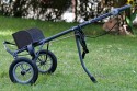 EIGENBAU TROLLY\n\nFoto von Frank Bhler - VIELEN DANK FR DEINE MAILS!\n\nKommentar des Nutzers:\n\nNach dem die Suche nach einer fertigen Lsung erfolglos war habe ich mir meinen Trolly selbst gebaut. \n\n# groe Rder mit Luftbereifung (stammen von einem Kinderwagen).\n\n# der Lowepro Foro Trekker wird einfach angehngt, sttzt sich in einer Wanne (war mal ein Hydrokultur-Blumentopf) und sitzt "bombenfest".\n\n# darber kann eine Lowepro Reporter 200 montiert werden \n\n# sollte der Stauraum noch immer nicht reichen ...einfach die LensCase an der Tasche anbringen.\n\n# das Stativ braucht natrlich auch seinen Platz. Um es mglichst schnell griffbereit zu haben wird's nur eingehngt.\n\n# Auch die dicke Linse sollte schnell zur Hand sein (einen Sicheren Platz soll sie aber auch haben...damit ihr nix passiert :O)\n\n# Damit das Ding auch in den Kofferaum pat ist der "Fu" klappbar.\n\n# Um Dinge auch leicht und sicher aus dem Rucksack holen zu knnen, ohne da Gefahr besteht, da was auf den Boden kullert (schne L-Linsen oder so was :O) gibt es eine weitere Sttze. Durch eine "Reisleine" etwas "automatisiert".\n\n...was meint Ihr zu dem Ding?\n\nMfG\nFrank