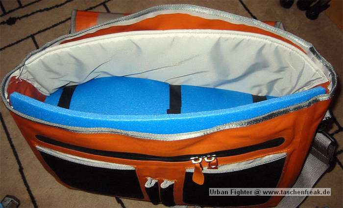 Foto von Michael Reiff - DANKE DAFÜR !\n\nKommentar des Nutzers:\nMeine heute fertiggestellte "Urban Fighter"\nHierbei handelt es sich um eine umgbebaute Vaude Palermo Laptoptasche.\nWichtig war mir hierbei das Schussbereite 70/200 komplett mit Geli und das man das ganze nicht gleich als Fotokoffer erkennt.\ndas komplette Innenleben muss raus, die alte Trennwand per Klett an die Koerperseite, den Rest mit einer mittelfesten Isomatte, Klett und Isoband einteilen.\nIch habe die Isomatte beim Mittelboden und den unteren Einteilungen dreifach genommen, werde aber glaube ich noch eine Lage Balsaholz dazwischen legen, damit es noch etwas fester wird.\nDas Klett and der Koerperseite ist wichtig, so kann die mitgelieferte Laptopmappe (das schwarze Ding) bei Bedarf auch noch benutzt werden.\nIn der unteren Etage befinden sich 12/24 - 28/75 - Blitz und der Deuter (gleich mehr dazu) und es ist noch reichlich Platz fuer mehr.