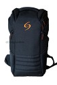 SHOOTER JULIA M\n\nFoto und Text von Jrg Sanders - VIELEN DANK!\n\nKommentar:\n\nHallo! Deine Seite ist wirklich toll, eine groe Hilfe. Leider konnten mich einige ausprobierte Crumpler-Taschen nicht berzeugen - sie waren stets kleiner als angegeben. Daher habe ich fr die Shooter Julia und Steve, jeweils Gre M, entschieden. Die Steve M habe ich fr kleine Touren ausgesucht, die Julia M fr grere Touren. Beide sind auf Deiner Seite noch nicht vertreten, soweit ich das gesehen habe, daher hier ein paar Bilder und, falls wnschenswert, Beschreibungen dazu:\n\nShooter Julia M:\nGegenber der erfolgreichen Slingshot von Lowepro hat die Julia M einige Vorteile: Sie kann als Sling-Tasche oder als Rucksack getragen werden (siehe Video auf der Herstellerseite oder auf youtube). Sie ist fr Rechts- und Linkshnder und kann dementsprechend von beiden Seiten getragen und geffnet werden. Und nicht zuletzt habe ich mich fr die Shooter entschieden, weil mir das Design nicht gnzlich egal war; und mal ehrlich - sonderlich hbsch sind die Slingshot-Taschen von Lowepro nicht, auch nicht das Pendant von Bilora.\nWeitere Details der Herstellerseite:\nAbmessungen auen: 22,5 x 43 x 21,5 cm / innen: 19,5 x 39,5 x 16 cm\n1000D Polyamide/ Nylon 6.6 in Kombination mit 450D Polyester fr das Hauptteil\nInnenseite in Kombination aus Ripstop Futter und Nylonstoff mit Klettschlaufenfunktion\nInnentasche mit flexiblen ablsbaren Trennwnden\nTaschenoberseite mit Netztaschen fr Zubehr und ablsbarer Kartentasche\nZustzlichen Netz- und Neopren Auentaschen fr persnliche Gegenstnde\nZwei Auentaschen mit Reiverschluss fr den Schnellzugriff\nAblsbare Hlle fr Kabel und Zubehr mit Reiverschluss\nEinstellbarer Brust- und Hftgurt fr eine sichere Befestigung\nFest installierte Ripstop Nylon Regenhlle mit reflektierendem Logo\nGepolsterter Tragegriff\nZweifache Trageoption, um zwischen einem Rucksack und einer Slingtasche zu wechseln\nSeitenffnungen mit Reiverschluss fr schnellen Zugriff whrend des Tragens\nJulia Shooter L ist geeignet fr eine SLR Kamera mit Teleobjektiv\n(Julia Shooter M ist geeignet fr eine SLR Kamera mit Standard Objektiv)\nUVP Shooter Julia M: 129,90 Euro (L = 149,90 Euro)