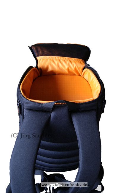 SHOOTER JULIA M\n\nFoto und Text von Jrg Sanders - VIELEN DANK!\n\nKommentar:\n\nHallo! Deine Seite ist wirklich toll, eine groe Hilfe. Leider konnten mich einige ausprobierte Crumpler-Taschen nicht berzeugen - sie waren stets kleiner als angegeben. Daher habe ich fr die Shooter Julia und Steve, jeweils Gre M, entschieden. Die Steve M habe ich fr kleine Touren ausgesucht, die Julia M fr grere Touren. Beide sind auf Deiner Seite noch nicht vertreten, soweit ich das gesehen habe, daher hier ein paar Bilder und, falls wnschenswert, Beschreibungen dazu:\n\nShooter Julia M:\nGegenber der erfolgreichen Slingshot von Lowepro hat die Julia M einige Vorteile: Sie kann als Sling-Tasche oder als Rucksack getragen werden (siehe Video auf der Herstellerseite oder auf youtube). Sie ist fr Rechts- und Linkshnder und kann dementsprechend von beiden Seiten getragen und geffnet werden. Und nicht zuletzt habe ich mich fr die Shooter entschieden, weil mir das Design nicht gnzlich egal war; und mal ehrlich - sonderlich hbsch sind die Slingshot-Taschen von Lowepro nicht, auch nicht das Pendant von Bilora.\nWeitere Details der Herstellerseite:\nAbmessungen auen: 22,5 x 43 x 21,5 cm / innen: 19,5 x 39,5 x 16 cm\n1000D Polyamide/ Nylon 6.6 in Kombination mit 450D Polyester fr das Hauptteil\nInnenseite in Kombination aus Ripstop Futter und Nylonstoff mit Klettschlaufenfunktion\nInnentasche mit flexiblen ablsbaren Trennwnden\nTaschenoberseite mit Netztaschen fr Zubehr und ablsbarer Kartentasche\nZustzlichen Netz- und Neopren Auentaschen fr persnliche Gegenstnde\nZwei Auentaschen mit Reiverschluss fr den Schnellzugriff\nAblsbare Hlle fr Kabel und Zubehr mit Reiverschluss\nEinstellbarer Brust- und Hftgurt fr eine sichere Befestigung\nFest installierte Ripstop Nylon Regenhlle mit reflektierendem Logo\nGepolsterter Tragegriff\nZweifache Trageoption, um zwischen einem Rucksack und einer Slingtasche zu wechseln\nSeitenffnungen mit Reiverschluss fr schnellen Zugriff whrend des Tragens\nJulia Shooter L ist geeignet fr eine SLR Kamera mit Teleobjektiv\n(Julia Shooter M ist geeignet fr eine SLR Kamera mit Standard Objektiv)\nUVP Shooter Julia M: 129,90 Euro (L = 149,90 Euro)