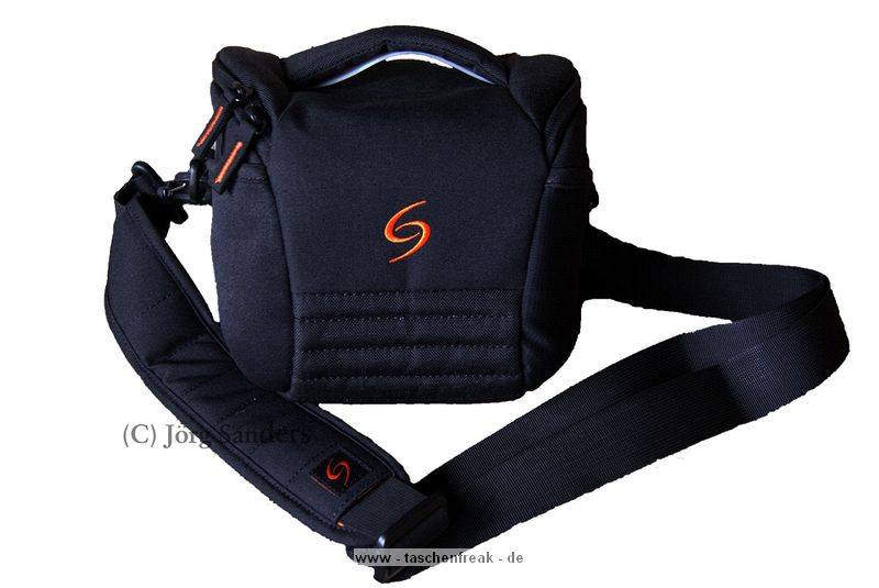 SHOOTER STEVE M\n\nFoto und Text von Jrg Sanders - VIELEN DANK!\n\nKommentar:\n\nHallo! Deine Seite ist wirklich toll, eine groe Hilfe. Leider konnten mich einige ausprobierte Crumpler-Taschen nicht berzeugen - sie waren stets kleiner als angegeben. Daher habe ich fr die Shooter Julia und Steve, jeweils Gre M, entschieden. Die Steve M habe ich fr kleine Touren ausgesucht, die Julia M fr grere Touren. Beide sind auf Deiner Seite noch nicht vertreten, soweit ich das gesehen habe, daher hier ein paar Bilder und, falls wnschenswert, Beschreibungen dazu:\n\nShooter Steve M, Details von der Herstellerseite:\nAbmessungen auen: 22,5 x 20 x 17,5 cm / innen: 18,5 x 15,5 x 11 cm\n1000D Polyamide/ Nylon 6.6 in Kombination mit 450D Polyester fr das Hauptteil\nInnenseite in Kombination aus Ripstop Futter und Nylonstoff mit Klettschlaufenfunktion\nInnentasche mit flexiblen ablsbaren Trennwnden\nHerausnehmbare Filter- und Kartentasche\nZustzliche Auentaschen mit Netz- und Neoprenstoff fr persnliche Gegenstnde\nAblsbarer und verstellbarer Schultergurt mit Schulterpolster\nGrtelschlaufen an der Rckseite\nFixierte Ripstop Nylon Regenhlle mit reflektierendem Logo\nGepolsterter Tragegriff\nGeeignet fr eine SLR Kamera mit Standardobjektiv\nUVP Shooter Steve M: 49,90 Euro (L = 59,90 Euro)