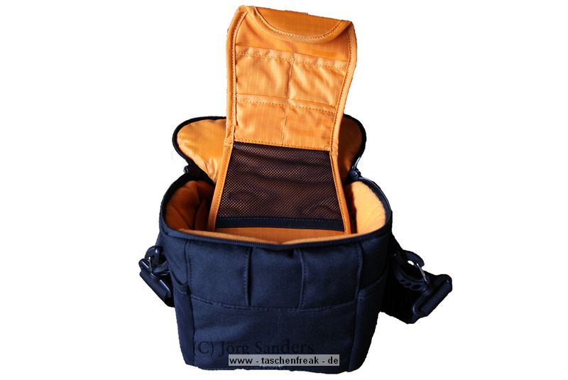 SHOOTER STEVE M\n\nFoto und Text von Jrg Sanders - VIELEN DANK!\n\nKommentar:\n\nHallo! Deine Seite ist wirklich toll, eine groe Hilfe. Leider konnten mich einige ausprobierte Crumpler-Taschen nicht berzeugen - sie waren stets kleiner als angegeben. Daher habe ich fr die Shooter Julia und Steve, jeweils Gre M, entschieden. Die Steve M habe ich fr kleine Touren ausgesucht, die Julia M fr grere Touren. Beide sind auf Deiner Seite noch nicht vertreten, soweit ich das gesehen habe, daher hier ein paar Bilder und, falls wnschenswert, Beschreibungen dazu:\n\nShooter Steve M, Details von der Herstellerseite:\nAbmessungen auen: 22,5 x 20 x 17,5 cm / innen: 18,5 x 15,5 x 11 cm\n1000D Polyamide/ Nylon 6.6 in Kombination mit 450D Polyester fr das Hauptteil\nInnenseite in Kombination aus Ripstop Futter und Nylonstoff mit Klettschlaufenfunktion\nInnentasche mit flexiblen ablsbaren Trennwnden\nHerausnehmbare Filter- und Kartentasche\nZustzliche Auentaschen mit Netz- und Neoprenstoff fr persnliche Gegenstnde\nAblsbarer und verstellbarer Schultergurt mit Schulterpolster\nGrtelschlaufen an der Rckseite\nFixierte Ripstop Nylon Regenhlle mit reflektierendem Logo\nGepolsterter Tragegriff\nGeeignet fr eine SLR Kamera mit Standardobjektiv\nUVP Shooter Steve M: 49,90 Euro (L = 59,90 Euro)