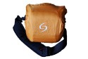 SHOOTER STEVE M\n\nFoto und Text von Jrg Sanders - VIELEN DANK!\n\nKommentar:\n\nHallo! Deine Seite ist wirklich toll, eine groe Hilfe. Leider konnten mich einige ausprobierte Crumpler-Taschen nicht berzeugen - sie waren stets kleiner als angegeben. Daher habe ich fr die Shooter Julia und Steve, jeweils Gre M, entschieden. Die Steve M habe ich fr kleine Touren ausgesucht, die Julia M fr grere Touren. Beide sind auf Deiner Seite noch nicht vertreten, soweit ich das gesehen habe, daher hier ein paar Bilder und, falls wnschenswert, Beschreibungen dazu:\n\nShooter Steve M, Details von der Herstellerseite:\nAbmessungen auen: 22,5 x 20 x 17,5 cm / innen: 18,5 x 15,5 x 11 cm\n1000D Polyamide/ Nylon 6.6 in Kombination mit 450D Polyester fr das Hauptteil\nInnenseite in Kombination aus Ripstop Futter und Nylonstoff mit Klettschlaufenfunktion\nInnentasche mit flexiblen ablsbaren Trennwnden\nHerausnehmbare Filter- und Kartentasche\nZustzliche Auentaschen mit Netz- und Neoprenstoff fr persnliche Gegenstnde\nAblsbarer und verstellbarer Schultergurt mit Schulterpolster\nGrtelschlaufen an der Rckseite\nFixierte Ripstop Nylon Regenhlle mit reflektierendem Logo\nGepolsterter Tragegriff\nGeeignet fr eine SLR Kamera mit Standardobjektiv\nUVP Shooter Steve M: 49,90 Euro (L = 59,90 Euro)