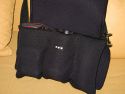 SHOOTSAC.COM\n\nFoto und Text von Jrg Langer - www.taschenfreak.de\n\nKommentar:\n\nDie Shootsac ist aus Neopren gefertigt und eine aus USA kommende Tasche die anders ist als andere Tasche. Man kann diese sehr angenehm am Krper tragen da die 3 bzw. 6 Kammern der Tasche einzelne Kammern sidn und sich dadurch schn anschmiegen. Der berwurf ist nur ein "bergeworfener" Deckel der keinen Verschluss oder Klett oder hnliches hat. Damit ist die Tasche prdestiniert fr Hochzeitsfotografen die in der Kirche die Linse wechseln wollen bzw. mssen und nicht gerade eine lauten Reissverschluss oder lrmenden Klettverschluss ffnen mchten um die ganze Zeremonie zu stren.\n\nWir haben die Shootsac getestet und finden Sie gut. \n\nMan kann darin aufgrund des Aufbaus der Kammern keine Camera mit angesetztem Objektiv transportieren. Das ist auch nicht der Sinn und Zweck der Tasche. Die Cam hat man im Arm oder umhngen und die zu wechselnden Linsen und Blitze in der Shootsac. Man kann gut 2 Speedlites und 3 Linsen verstauen.\n\nAlles in allem eine relativ einfach gemachte aber extravagante Tasche die viel Spa macht.\n\nZu kaufen nur in USA unter www.shootsac.com. Lieferung war bei uns innerhalb 3 Tage nach Bestellung via UPS da.\n\nNicht erschrecken - nicht ganz billig!\n\nAch ja, das Cover bzw. der berwurf ist auch in ganz vielen diversen Designs zu bestellen. Wir haben uns fr das klassiche Schwarz entschieden.\n\nVielleicht hilft es dem einen oder anderen.\n\nLG Jrg