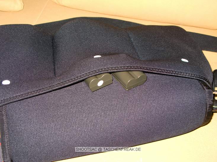 SHOOTSAC.COM\n\nFoto und Text von Jörg Langer - www.taschenfreak.de\n\nKommentar:\n\nDie Shootsac ist aus Neopren gefertigt und eine aus USA kommende Tasche die anders ist als andere Tasche. Man kann diese sehr angenehm am Körper tragen da die 3 bzw. 6 Kammern der Tasche einzelne Kammern sidn und sich dadurch schön anschmiegen. Der Überwurf ist nur ein "übergeworfener" Deckel der keinen Verschluss oder Klett oder ähnliches hat. Damit ist die Tasche prädestiniert für Hochzeitsfotografen die in der Kirche die Linse wechseln wollen bzw. müssen und nicht gerade eine lauten Reissverschluss oder lärmenden Klettverschluss öffnen möchten um die ganze Zeremonie zu stören.\n\nWir haben die Shootsac getestet und finden Sie gut. \n\nMan kann darin aufgrund des Aufbaus der Kammern keine Camera mit angesetztem Objektiv transportieren. Das ist auch nicht der Sinn und Zweck der Tasche. Die Cam hat man im Arm oder umhängen und die zu wechselnden Linsen und Blitze in der Shootsac. Man kann gut 2 Speedlites und 3 Linsen verstauen.\n\nAlles in allem eine relativ einfach gemachte aber extravagante Tasche die viel Spaß macht.\n\nZu kaufen nur in USA unter www.shootsac.com. Lieferung war bei uns innerhalb 3 Tage nach Bestellung via UPS da.\n\nNicht erschrecken - nicht ganz billig!\n\nAch ja, das Cover bzw. der Überwurf ist auch in ganz vielen diversen Designs zu bestellen. Wir haben uns für das klassiche Schwarz entschieden.\n\nVielleicht hilft es dem einen oder anderen.\n\nLG Jörg