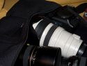 SHOOTSAC.COM\n\nFoto und Text von Jrg Langer - www.taschenfreak.de\n\nKommentar:\n\nDie Shootsac ist aus Neopren gefertigt und eine aus USA kommende Tasche die anders ist als andere Tasche. Man kann diese sehr angenehm am Krper tragen da die 3 bzw. 6 Kammern der Tasche einzelne Kammern sidn und sich dadurch schn anschmiegen. Der berwurf ist nur ein "bergeworfener" Deckel der keinen Verschluss oder Klett oder hnliches hat. Damit ist die Tasche prdestiniert fr Hochzeitsfotografen die in der Kirche die Linse wechseln wollen bzw. mssen und nicht gerade eine lauten Reissverschluss oder lrmenden Klettverschluss ffnen mchten um die ganze Zeremonie zu stren.\n\nWir haben die Shootsac getestet und finden Sie gut. \n\nMan kann darin aufgrund des Aufbaus der Kammern keine Camera mit angesetztem Objektiv transportieren. Das ist auch nicht der Sinn und Zweck der Tasche. Die Cam hat man im Arm oder umhngen und die zu wechselnden Linsen und Blitze in der Shootsac. Man kann gut 2 Speedlites und 3 Linsen verstauen.\n\nAlles in allem eine relativ einfach gemachte aber extravagante Tasche die viel Spa macht.\n\nZu kaufen nur in USA unter www.shootsac.com. Lieferung war bei uns innerhalb 3 Tage nach Bestellung via UPS da.\n\nNicht erschrecken - nicht ganz billig!\n\nAch ja, das Cover bzw. der berwurf ist auch in ganz vielen diversen Designs zu bestellen. Wir haben uns fr das klassiche Schwarz entschieden.\n\nVielleicht hilft es dem einen oder anderen.\n\nLG Jrg