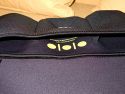 SHOOTSAC.COM\n\nFoto und Text von Jrg Langer - www.taschenfreak.de\n\nKommentar:\n\nDie Shootsac ist aus Neopren gefertigt und eine aus USA kommende Tasche die anders ist als andere Tasche. Man kann diese sehr angenehm am Krper tragen da die 3 bzw. 6 Kammern der Tasche einzelne Kammern sidn und sich dadurch schn anschmiegen. Der berwurf ist nur ein "bergeworfener" Deckel der keinen Verschluss oder Klett oder hnliches hat. Damit ist die Tasche prdestiniert fr Hochzeitsfotografen die in der Kirche die Linse wechseln wollen bzw. mssen und nicht gerade eine lauten Reissverschluss oder lrmenden Klettverschluss ffnen mchten um die ganze Zeremonie zu stren.\n\nWir haben die Shootsac getestet und finden Sie gut. \n\nMan kann darin aufgrund des Aufbaus der Kammern keine Camera mit angesetztem Objektiv transportieren. Das ist auch nicht der Sinn und Zweck der Tasche. Die Cam hat man im Arm oder umhngen und die zu wechselnden Linsen und Blitze in der Shootsac. Man kann gut 2 Speedlites und 3 Linsen verstauen.\n\nAlles in allem eine relativ einfach gemachte aber extravagante Tasche die viel Spa macht.\n\nZu kaufen nur in USA unter www.shootsac.com. Lieferung war bei uns innerhalb 3 Tage nach Bestellung via UPS da.\n\nNicht erschrecken - nicht ganz billig!\n\nAch ja, das Cover bzw. der berwurf ist auch in ganz vielen diversen Designs zu bestellen. Wir haben uns fr das klassiche Schwarz entschieden.\n\nVielleicht hilft es dem einen oder anderen.\n\nLG Jrg