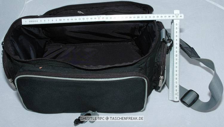 SHUTTLE XPC\n\nFoto von Jens Schinkel - DANKE FÜR DEIN MAIL!\n\nKommentar des Nutzers:\n\n"Die Tasche an sich ist für einen Shuttle XPC (so einen barebone-PC) gedacht, aber da sie bei uns "über" war kam die Idee sie vielleicht als Fototasche zu verwenden. Also alles eingeräumt - passt recht gut.  \n"Offizielle" Bezeichnung PF40.\nAllerdings ist keine wirkliche Polsterung vorhanden - also ist vorsicht geboten oder aber die Verwendung von Schaumstoff. Schaumstoff bekommt man ja immer mal wieder als Verpackungsabfall - sollte also nicht das größte Problem sein. Besonders abgedichtet ist die Tasche nicht.\n\nInnenmaße des Hauptfaches: (etwa)\n33cm Breit, 16cm Hoch, 20cm Tief.\nAußenmaße:\n39cm Breit, 26cm Hoch, 20cm Tief\nGewicht: 900g\n\nAuf den Bildern in der Tasche:\nNikon F80 mit MB-16 Batteriegriff und angesetztem 28-80G Nikkor, darunter etwas Schaumstoff, damit die Kamera "gerade" liegt.\nDann das Sigma 105mm f/2,8 Makro im Köcher (darin findet bei Bedarf noch eine Nahlinse Platz), dann noch einmal Schaumstoff um das 70-300G Nikkor (das "alte" non-VR) um Beutel vom 18-70G Nikkor (passt übrigens vorzüglich!).\nIn den Seitentaschen "Kleinkram" (Akkus, Speicherkarten, Filme, Werkzeug zum Stativ usw; man würde auch ein wirklich kleines Objektiv wie das 28-80 oder eine 50mm Festbrennweite unterkriegen, wegen mangelnder Polsterung aber nicht optimal.) und in der vorderen Tasche einen Blitz (Revuetron C35s), Filter oder eine Getränkeflasche (0,5l passt recht Problemlos, 1l können passen).\nDie Tasche habe ich quasi für Lau bekommen, ansonsten sollte sich wohl so 30€ kosten."