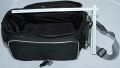 SHUTTLE XPC\n\nFoto von Jens Schinkel - DANKE FR DEIN MAIL!\n\nKommentar des Nutzers:\n\n"Die Tasche an sich ist fr einen Shuttle XPC (so einen barebone-PC) gedacht, aber da sie bei uns "ber" war kam die Idee sie vielleicht als Fototasche zu verwenden. Also alles eingerumt - passt recht gut.  \n"Offizielle" Bezeichnung PF40.\nAllerdings ist keine wirkliche Polsterung vorhanden - also ist vorsicht geboten oder aber die Verwendung von Schaumstoff. Schaumstoff bekommt man ja immer mal wieder als Verpackungsabfall - sollte also nicht das grte Problem sein. Besonders abgedichtet ist die Tasche nicht.\n\nInnenmae des Hauptfaches: (etwa)\n33cm Breit, 16cm Hoch, 20cm Tief.\nAuenmae:\n39cm Breit, 26cm Hoch, 20cm Tief\nGewicht: 900g\n\nAuf den Bildern in der Tasche:\nNikon F80 mit MB-16 Batteriegriff und angesetztem 28-80G Nikkor, darunter etwas Schaumstoff, damit die Kamera "gerade" liegt.\nDann das Sigma 105mm f/2,8 Makro im Kcher (darin findet bei Bedarf noch eine Nahlinse Platz), dann noch einmal Schaumstoff um das 70-300G Nikkor (das "alte" non-VR) um Beutel vom 18-70G Nikkor (passt brigens vorzglich!).\nIn den Seitentaschen "Kleinkram" (Akkus, Speicherkarten, Filme, Werkzeug zum Stativ usw; man wrde auch ein wirklich kleines Objektiv wie das 28-80 oder eine 50mm Festbrennweite unterkriegen, wegen mangelnder Polsterung aber nicht optimal.) und in der vorderen Tasche einen Blitz (Revuetron C35s), Filter oder eine Getrnkeflasche (0,5l passt recht Problemlos, 1l knnen passen).\nDie Tasche habe ich quasi fr Lau bekommen, ansonsten sollte sich wohl so 30 kosten."