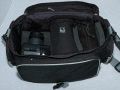 SHUTTLE XPC\n\nFoto von Jens Schinkel - DANKE FR DEIN MAIL!\n\nKommentar des Nutzers:\n\n"Die Tasche an sich ist fr einen Shuttle XPC (so einen barebone-PC) gedacht, aber da sie bei uns "ber" war kam die Idee sie vielleicht als Fototasche zu verwenden. Also alles eingerumt - passt recht gut.  \n"Offizielle" Bezeichnung PF40.\nAllerdings ist keine wirkliche Polsterung vorhanden - also ist vorsicht geboten oder aber die Verwendung von Schaumstoff. Schaumstoff bekommt man ja immer mal wieder als Verpackungsabfall - sollte also nicht das grte Problem sein. Besonders abgedichtet ist die Tasche nicht.\n\nInnenmae des Hauptfaches: (etwa)\n33cm Breit, 16cm Hoch, 20cm Tief.\nAuenmae:\n39cm Breit, 26cm Hoch, 20cm Tief\nGewicht: 900g\n\nAuf den Bildern in der Tasche:\nNikon F80 mit MB-16 Batteriegriff und angesetztem 28-80G Nikkor, darunter etwas Schaumstoff, damit die Kamera "gerade" liegt.\nDann das Sigma 105mm f/2,8 Makro im Kcher (darin findet bei Bedarf noch eine Nahlinse Platz), dann noch einmal Schaumstoff um das 70-300G Nikkor (das "alte" non-VR) um Beutel vom 18-70G Nikkor (passt brigens vorzglich!).\nIn den Seitentaschen "Kleinkram" (Akkus, Speicherkarten, Filme, Werkzeug zum Stativ usw; man wrde auch ein wirklich kleines Objektiv wie das 28-80 oder eine 50mm Festbrennweite unterkriegen, wegen mangelnder Polsterung aber nicht optimal.) und in der vorderen Tasche einen Blitz (Revuetron C35s), Filter oder eine Getrnkeflasche (0,5l passt recht Problemlos, 1l knnen passen).\nDie Tasche habe ich quasi fr Lau bekommen, ansonsten sollte sich wohl so 30 kosten."