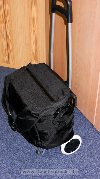 TROLLY FR LOWEPRO STEALTH REPORTER D650\n"Der Oma-Einkaufswagen"\n\nFoto und Kommentar von Jrg Langer - www.taschenfreak.de\n\nKommentar:\n\nSchultertaschen haben im Vergleich zum Rucksack enorme Vorteile des Schnellzugriffs aber den extremen Nachteil des Gewichtes. Das ist nichts neues fr uns Taschenfreaks und Fotofuzzys ...\n\nHeute beim Aufrumen meines Eckschrankes ist mir der vor Jahren mal in Ebay fr 15 Euro geschossene Oma EInkaufswagen in die Hnde gefallen. Da meine Lowepro D650 auch draussen stand habe ich es getestet und siehe da - es passt. Den Reisverschluss des Trollyfaches an der D650 geffnet und ber den Omawagengriff (tolles Wort) gestlpt. Es ist eng und sicher auf dauer fr den RV der D650 nicht perfekt, aber es passt und sitzt gut.\n\nWas soll ich sagen - ja ich werde lter und gehe heute zum Shooting dem Omawagen und werde es testen.\n\nVorteil des Omawagens: Grere Rder und dadurch leise beim Ziehen auf Pflastersteinen und nicht so hart "ruckelnd" fr die Ausrstung in der Tasche.\n\nVielleicht hilft es Euch?!?!\n\nLieben Gru Eure Oma - hhh ne - Euer Taschenfreak!