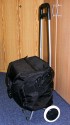 TROLLY FR LOWEPRO STEALTH REPORTER D650\n"Der Oma-Einkaufswagen"\n\nFoto und Kommentar von Jrg Langer - www.taschenfreak.de\n\nKommentar:\n\nSchultertaschen haben im Vergleich zum Rucksack enorme Vorteile des Schnellzugriffs aber den extremen Nachteil des Gewichtes. Das ist nichts neues fr uns Taschenfreaks und Fotofuzzys ...\n\nHeute beim Aufrumen meines Eckschrankes ist mir der vor Jahren mal in Ebay fr 15 Euro geschossene Oma EInkaufswagen in die Hnde gefallen. Da meine Lowepro D650 auch draussen stand habe ich es getestet und siehe da - es passt. Den Reisverschluss des Trollyfaches an der D650 geffnet und ber den Omawagengriff (tolles Wort) gestlpt. Es ist eng und sicher auf dauer fr den RV der D650 nicht perfekt, aber es passt und sitzt gut.\n\nWas soll ich sagen - ja ich werde lter und gehe heute zum Shooting dem Omawagen und werde es testen.\n\nVorteil des Omawagens: Grere Rder und dadurch leise beim Ziehen auf Pflastersteinen und nicht so hart "ruckelnd" fr die Ausrstung in der Tasche.\n\nVielleicht hilft es Euch?!?!\n\nLieben Gru Eure Oma - hhh ne - Euer Taschenfreak!