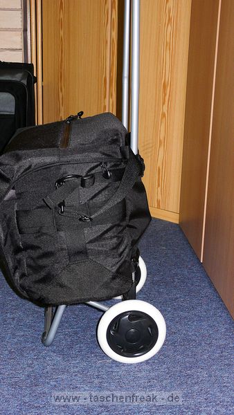 TROLLY FR LOWEPRO STEALTH REPORTER D650\n"Der Oma-Einkaufswagen"\n\nFoto und Kommentar von Jrg Langer - www.taschenfreak.de\n\nKommentar:\n\nSchultertaschen haben im Vergleich zum Rucksack enorme Vorteile des Schnellzugriffs aber den extremen Nachteil des Gewichtes. Das ist nichts neues fr uns Taschenfreaks und Fotofuzzys ...\n\nHeute beim Aufrumen meines Eckschrankes ist mir der vor Jahren mal in Ebay fr 15 Euro geschossene Oma EInkaufswagen in die Hnde gefallen. Da meine Lowepro D650 auch draussen stand habe ich es getestet und siehe da - es passt. Den Reisverschluss des Trollyfaches an der D650 geffnet und ber den Omawagengriff (tolles Wort) gestlpt. Es ist eng und sicher auf dauer fr den RV der D650 nicht perfekt, aber es passt und sitzt gut.\n\nWas soll ich sagen - ja ich werde lter und gehe heute zum Shooting dem Omawagen und werde es testen.\n\nVorteil des Omawagens: Grere Rder und dadurch leise beim Ziehen auf Pflastersteinen und nicht so hart "ruckelnd" fr die Ausrstung in der Tasche.\n\nVielleicht hilft es Euch?!?!\n\nLieben Gru Eure Oma - hhh ne - Euer Taschenfreak!