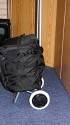 TROLLY FR LOWEPRO STEALTH REPORTER D650\n"Der Oma-Einkaufswagen"\n\nFoto und Kommentar von Jrg Langer - www.taschenfreak.de\n\nKommentar:\n\nSchultertaschen haben im Vergleich zum Rucksack enorme Vorteile des Schnellzugriffs aber den extremen Nachteil des Gewichtes. Das ist nichts neues fr uns Taschenfreaks und Fotofuzzys ...\n\nHeute beim Aufrumen meines Eckschrankes ist mir der vor Jahren mal in Ebay fr 15 Euro geschossene Oma EInkaufswagen in die Hnde gefallen. Da meine Lowepro D650 auch draussen stand habe ich es getestet und siehe da - es passt. Den Reisverschluss des Trollyfaches an der D650 geffnet und ber den Omawagengriff (tolles Wort) gestlpt. Es ist eng und sicher auf dauer fr den RV der D650 nicht perfekt, aber es passt und sitzt gut.\n\nWas soll ich sagen - ja ich werde lter und gehe heute zum Shooting dem Omawagen und werde es testen.\n\nVorteil des Omawagens: Grere Rder und dadurch leise beim Ziehen auf Pflastersteinen und nicht so hart "ruckelnd" fr die Ausrstung in der Tasche.\n\nVielleicht hilft es Euch?!?!\n\nLieben Gru Eure Oma - hhh ne - Euer Taschenfreak!