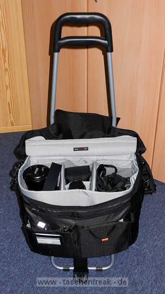 TROLLY FR LOWEPRO STEALTH REPORTER D650\n"Der Oma-Einkaufswagen"\n\nFoto und Kommentar von Jrg Langer - www.taschenfreak.de\n\nKommentar:\n\nSchultertaschen haben im Vergleich zum Rucksack enorme Vorteile des Schnellzugriffs aber den extremen Nachteil des Gewichtes. Das ist nichts neues fr uns Taschenfreaks und Fotofuzzys ...\n\nHeute beim Aufrumen meines Eckschrankes ist mir der vor Jahren mal in Ebay fr 15 Euro geschossene Oma EInkaufswagen in die Hnde gefallen. Da meine Lowepro D650 auch draussen stand habe ich es getestet und siehe da - es passt. Den Reisverschluss des Trollyfaches an der D650 geffnet und ber den Omawagengriff (tolles Wort) gestlpt. Es ist eng und sicher auf dauer fr den RV der D650 nicht perfekt, aber es passt und sitzt gut.\n\nWas soll ich sagen - ja ich werde lter und gehe heute zum Shooting dem Omawagen und werde es testen.\n\nVorteil des Omawagens: Grere Rder und dadurch leise beim Ziehen auf Pflastersteinen und nicht so hart "ruckelnd" fr die Ausrstung in der Tasche.\n\nVielleicht hilft es Euch?!?!\n\nLieben Gru Eure Oma - hhh ne - Euer Taschenfreak!