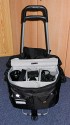 TROLLY FR LOWEPRO STEALTH REPORTER D650\n"Der Oma-Einkaufswagen"\n\nFoto und Kommentar von Jrg Langer - www.taschenfreak.de\n\nKommentar:\n\nSchultertaschen haben im Vergleich zum Rucksack enorme Vorteile des Schnellzugriffs aber den extremen Nachteil des Gewichtes. Das ist nichts neues fr uns Taschenfreaks und Fotofuzzys ...\n\nHeute beim Aufrumen meines Eckschrankes ist mir der vor Jahren mal in Ebay fr 15 Euro geschossene Oma EInkaufswagen in die Hnde gefallen. Da meine Lowepro D650 auch draussen stand habe ich es getestet und siehe da - es passt. Den Reisverschluss des Trollyfaches an der D650 geffnet und ber den Omawagengriff (tolles Wort) gestlpt. Es ist eng und sicher auf dauer fr den RV der D650 nicht perfekt, aber es passt und sitzt gut.\n\nWas soll ich sagen - ja ich werde lter und gehe heute zum Shooting dem Omawagen und werde es testen.\n\nVorteil des Omawagens: Grere Rder und dadurch leise beim Ziehen auf Pflastersteinen und nicht so hart "ruckelnd" fr die Ausrstung in der Tasche.\n\nVielleicht hilft es Euch?!?!\n\nLieben Gru Eure Oma - hhh ne - Euer Taschenfreak!