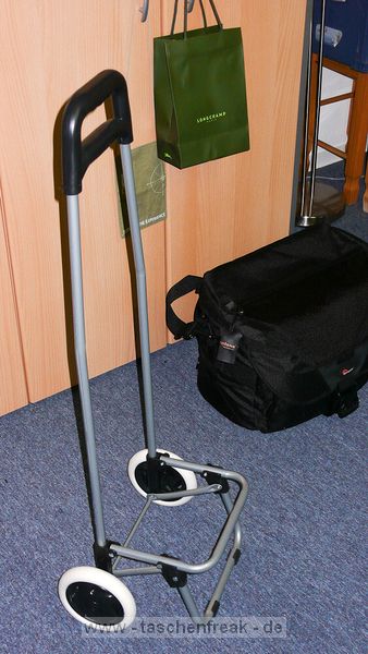 TROLLY FR LOWEPRO STEALTH REPORTER D650\n"Der Oma-Einkaufswagen"\n\nFoto und Kommentar von Jrg Langer - www.taschenfreak.de\n\nKommentar:\n\nSchultertaschen haben im Vergleich zum Rucksack enorme Vorteile des Schnellzugriffs aber den extremen Nachteil des Gewichtes. Das ist nichts neues fr uns Taschenfreaks und Fotofuzzys ...\n\nHeute beim Aufrumen meines Eckschrankes ist mir der vor Jahren mal in Ebay fr 15 Euro geschossene Oma EInkaufswagen in die Hnde gefallen. Da meine Lowepro D650 auch draussen stand habe ich es getestet und siehe da - es passt. Den Reisverschluss des Trollyfaches an der D650 geffnet und ber den Omawagengriff (tolles Wort) gestlpt. Es ist eng und sicher auf dauer fr den RV der D650 nicht perfekt, aber es passt und sitzt gut.\n\nWas soll ich sagen - ja ich werde lter und gehe heute zum Shooting dem Omawagen und werde es testen.\n\nVorteil des Omawagens: Grere Rder und dadurch leise beim Ziehen auf Pflastersteinen und nicht so hart "ruckelnd" fr die Ausrstung in der Tasche.\n\nVielleicht hilft es Euch?!?!\n\nLieben Gru Eure Oma - hhh ne - Euer Taschenfreak!