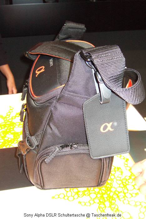 Foto von Jörg Langer\n\nKommentar des Nutzers:\n\nLeider kennen wir keine genaue Bezeichnung der Sony Alpha DSL Tasche die eine sehr hochwertige und sehr stabile Verarbeitung aufweist. Sicher für Sony Alpha Freunde und Nutzer eine gelungene Schultertasche.\n\nGesehen und fotografiert \nPHOTOKINA 2006\nvom 26.09.2006 - 01.10.2006