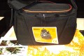 Foto von Jrg Langer\n\nKommentar des Nutzers:\n\nLeider kennen wir keine genaue Bezeichnung der Sony Alpha DSL Tasche die eine sehr hochwertige und sehr stabile Verarbeitung aufweist. Sicher fr Sony Alpha Freunde und Nutzer eine gelungene Schultertasche.\n\nGesehen und fotografiert \nPHOTOKINA 2006\nvom 26.09.2006 - 01.10.2006