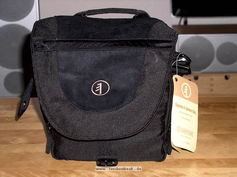 TAMRAC 3536 EXPRESS 6\n\nFoto und Text von Jonas - VIELEN DANK!\n\nKommentar:\n\nTamrac Express 6 mini-Review von Jonas\n\nDiese Tasche sieht vor allem gut aus und ist gut verarbeitet - aber sie ist klein!\nMehr als eine Kamera ohne Batteriegriff, ein 2. Objektiv und einen Blitz bekommt man nicht unter. Auerdem sitzt alles sehr eng aneinander und man muss das 2. Objektiv immer ziemlich "reinwrgen". Und das schreibe ich als Olympus E-620 Nutzer, ich will mir gar nicht ausdenken, was Canons bildstabilisierte Objektive an Platz bentigen. Dazu kommt, dass die Klettstreifen an festen Positionen sitzen und die Trenner nicht wie z.B. bei Crumpler berall am Innenfutter festgeklettet werden knnen. Die Klettstreifen sind auch noch recht hart, was zu Kratzern auf der Kamera fhren knnte (habe die Tasche noch nicht lange genug im Einsatz). Dabei sind zwei groe Trenner und zwei kleine, die zur horizontalen Unterteilung eingesetzt werden knnen. Die groen Trenner sind mir etwas zu lang, so dass die Kamera zu hoch sitzt (direkt an der Kante). Habe sie tiefer eingesetzt, was jedoch mit dem Klett nicht so gut passt.\n\nBei mir sind in der Tasche:\n- Olympus E-620 mit 14-42mm Objektiv + Sonnenblende (kann auch richtig herum drauf sein, die Tasche ist tief genug. Alternativ wrde vermutlich noch ein 25mm Pancake unten drunter passen.\n- Ein 40-150mm Objektiv mit Sonnenblende verkehrt herum aufgesetzt.\n- Das Ladegert\nDazu in der Fronttasche:\n- Anleitung\n- Kabel\n- Objektivdeckel des aufgesetzten Objektivs\nIn die Deckeltasche sowie in die Tasche hinten passt eigentlich nur ein Blatt Papier. Bisher sind sie leer geblieben. Hatte gehofft, die Anleitung hinten rein stecken zu knnen. Die Seitentasche passt wohl fr ein Handy oder MP3-Player, bisher ist sie leergeblieben.\n\nIch wrde beim nchsten Mal eine Nummer grer kaufen (Express 7). Vom Design wie von der Verarbeitung her passt alles.