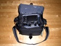 TAMRAC 3536 EXPRESS 6\n\nFoto und Text von Jonas - VIELEN DANK!\n\nKommentar:\n\nTamrac Express 6 mini-Review von Jonas\n\nDiese Tasche sieht vor allem gut aus und ist gut verarbeitet - aber sie ist klein!\nMehr als eine Kamera ohne Batteriegriff, ein 2. Objektiv und einen Blitz bekommt man nicht unter. Auerdem sitzt alles sehr eng aneinander und man muss das 2. Objektiv immer ziemlich "reinwrgen". Und das schreibe ich als Olympus E-620 Nutzer, ich will mir gar nicht ausdenken, was Canons bildstabilisierte Objektive an Platz bentigen. Dazu kommt, dass die Klettstreifen an festen Positionen sitzen und die Trenner nicht wie z.B. bei Crumpler berall am Innenfutter festgeklettet werden knnen. Die Klettstreifen sind auch noch recht hart, was zu Kratzern auf der Kamera fhren knnte (habe die Tasche noch nicht lange genug im Einsatz). Dabei sind zwei groe Trenner und zwei kleine, die zur horizontalen Unterteilung eingesetzt werden knnen. Die groen Trenner sind mir etwas zu lang, so dass die Kamera zu hoch sitzt (direkt an der Kante). Habe sie tiefer eingesetzt, was jedoch mit dem Klett nicht so gut passt.\n\nBei mir sind in der Tasche:\n- Olympus E-620 mit 14-42mm Objektiv + Sonnenblende (kann auch richtig herum drauf sein, die Tasche ist tief genug. Alternativ wrde vermutlich noch ein 25mm Pancake unten drunter passen.\n- Ein 40-150mm Objektiv mit Sonnenblende verkehrt herum aufgesetzt.\n- Das Ladegert\nDazu in der Fronttasche:\n- Anleitung\n- Kabel\n- Objektivdeckel des aufgesetzten Objektivs\nIn die Deckeltasche sowie in die Tasche hinten passt eigentlich nur ein Blatt Papier. Bisher sind sie leer geblieben. Hatte gehofft, die Anleitung hinten rein stecken zu knnen. Die Seitentasche passt wohl fr ein Handy oder MP3-Player, bisher ist sie leergeblieben.\n\nIch wrde beim nchsten Mal eine Nummer grer kaufen (Express 7). Vom Design wie von der Verarbeitung her passt alles.