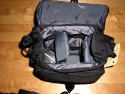 TAMRAC 3536 EXPRESS 6\n\nFoto und Text von Jonas - VIELEN DANK!\n\nKommentar:\n\nTamrac Express 6 mini-Review von Jonas\n\nDiese Tasche sieht vor allem gut aus und ist gut verarbeitet - aber sie ist klein!\nMehr als eine Kamera ohne Batteriegriff, ein 2. Objektiv und einen Blitz bekommt man nicht unter. Auerdem sitzt alles sehr eng aneinander und man muss das 2. Objektiv immer ziemlich "reinwrgen". Und das schreibe ich als Olympus E-620 Nutzer, ich will mir gar nicht ausdenken, was Canons bildstabilisierte Objektive an Platz bentigen. Dazu kommt, dass die Klettstreifen an festen Positionen sitzen und die Trenner nicht wie z.B. bei Crumpler berall am Innenfutter festgeklettet werden knnen. Die Klettstreifen sind auch noch recht hart, was zu Kratzern auf der Kamera fhren knnte (habe die Tasche noch nicht lange genug im Einsatz). Dabei sind zwei groe Trenner und zwei kleine, die zur horizontalen Unterteilung eingesetzt werden knnen. Die groen Trenner sind mir etwas zu lang, so dass die Kamera zu hoch sitzt (direkt an der Kante). Habe sie tiefer eingesetzt, was jedoch mit dem Klett nicht so gut passt.\n\nBei mir sind in der Tasche:\n- Olympus E-620 mit 14-42mm Objektiv + Sonnenblende (kann auch richtig herum drauf sein, die Tasche ist tief genug. Alternativ wrde vermutlich noch ein 25mm Pancake unten drunter passen.\n- Ein 40-150mm Objektiv mit Sonnenblende verkehrt herum aufgesetzt.\n- Das Ladegert\nDazu in der Fronttasche:\n- Anleitung\n- Kabel\n- Objektivdeckel des aufgesetzten Objektivs\nIn die Deckeltasche sowie in die Tasche hinten passt eigentlich nur ein Blatt Papier. Bisher sind sie leer geblieben. Hatte gehofft, die Anleitung hinten rein stecken zu knnen. Die Seitentasche passt wohl fr ein Handy oder MP3-Player, bisher ist sie leergeblieben.\n\nIch wrde beim nchsten Mal eine Nummer grer kaufen (Express 7). Vom Design wie von der Verarbeitung her passt alles.
