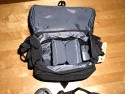 TAMRAC 3536 EXPRESS 6\n\nFoto und Text von Jonas - VIELEN DANK!\n\nKommentar:\n\nTamrac Express 6 mini-Review von Jonas\n\nDiese Tasche sieht vor allem gut aus und ist gut verarbeitet - aber sie ist klein!\nMehr als eine Kamera ohne Batteriegriff, ein 2. Objektiv und einen Blitz bekommt man nicht unter. Auerdem sitzt alles sehr eng aneinander und man muss das 2. Objektiv immer ziemlich "reinwrgen". Und das schreibe ich als Olympus E-620 Nutzer, ich will mir gar nicht ausdenken, was Canons bildstabilisierte Objektive an Platz bentigen. Dazu kommt, dass die Klettstreifen an festen Positionen sitzen und die Trenner nicht wie z.B. bei Crumpler berall am Innenfutter festgeklettet werden knnen. Die Klettstreifen sind auch noch recht hart, was zu Kratzern auf der Kamera fhren knnte (habe die Tasche noch nicht lange genug im Einsatz). Dabei sind zwei groe Trenner und zwei kleine, die zur horizontalen Unterteilung eingesetzt werden knnen. Die groen Trenner sind mir etwas zu lang, so dass die Kamera zu hoch sitzt (direkt an der Kante). Habe sie tiefer eingesetzt, was jedoch mit dem Klett nicht so gut passt.\n\nBei mir sind in der Tasche:\n- Olympus E-620 mit 14-42mm Objektiv + Sonnenblende (kann auch richtig herum drauf sein, die Tasche ist tief genug. Alternativ wrde vermutlich noch ein 25mm Pancake unten drunter passen.\n- Ein 40-150mm Objektiv mit Sonnenblende verkehrt herum aufgesetzt.\n- Das Ladegert\nDazu in der Fronttasche:\n- Anleitung\n- Kabel\n- Objektivdeckel des aufgesetzten Objektivs\nIn die Deckeltasche sowie in die Tasche hinten passt eigentlich nur ein Blatt Papier. Bisher sind sie leer geblieben. Hatte gehofft, die Anleitung hinten rein stecken zu knnen. Die Seitentasche passt wohl fr ein Handy oder MP3-Player, bisher ist sie leergeblieben.\n\nIch wrde beim nchsten Mal eine Nummer grer kaufen (Express 7). Vom Design wie von der Verarbeitung her passt alles.