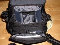 TAMRAC 3536 EXPRESS 6\n\nFoto und Text von Jonas - VIELEN DANK!\n\nKommentar:\n\nTamrac Express 6 mini-Review von Jonas\n\nDiese Tasche sieht vor allem gut aus und ist gut verarbeitet - aber sie ist klein!\nMehr als eine Kamera ohne Batteriegriff, ein 2. Objektiv und einen Blitz bekommt man nicht unter. Auerdem sitzt alles sehr eng aneinander und man muss das 2. Objektiv immer ziemlich "reinwrgen". Und das schreibe ich als Olympus E-620 Nutzer, ich will mir gar nicht ausdenken, was Canons bildstabilisierte Objektive an Platz bentigen. Dazu kommt, dass die Klettstreifen an festen Positionen sitzen und die Trenner nicht wie z.B. bei Crumpler berall am Innenfutter festgeklettet werden knnen. Die Klettstreifen sind auch noch recht hart, was zu Kratzern auf der Kamera fhren knnte (habe die Tasche noch nicht lange genug im Einsatz). Dabei sind zwei groe Trenner und zwei kleine, die zur horizontalen Unterteilung eingesetzt werden knnen. Die groen Trenner sind mir etwas zu lang, so dass die Kamera zu hoch sitzt (direkt an der Kante). Habe sie tiefer eingesetzt, was jedoch mit dem Klett nicht so gut passt.\n\nBei mir sind in der Tasche:\n- Olympus E-620 mit 14-42mm Objektiv + Sonnenblende (kann auch richtig herum drauf sein, die Tasche ist tief genug. Alternativ wrde vermutlich noch ein 25mm Pancake unten drunter passen.\n- Ein 40-150mm Objektiv mit Sonnenblende verkehrt herum aufgesetzt.\n- Das Ladegert\nDazu in der Fronttasche:\n- Anleitung\n- Kabel\n- Objektivdeckel des aufgesetzten Objektivs\nIn die Deckeltasche sowie in die Tasche hinten passt eigentlich nur ein Blatt Papier. Bisher sind sie leer geblieben. Hatte gehofft, die Anleitung hinten rein stecken zu knnen. Die Seitentasche passt wohl fr ein Handy oder MP3-Player, bisher ist sie leergeblieben.\n\nIch wrde beim nchsten Mal eine Nummer grer kaufen (Express 7). Vom Design wie von der Verarbeitung her passt alles.