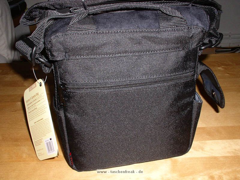 TAMRAC 3536 EXPRESS 6\n\nFoto und Text von Jonas - VIELEN DANK!\n\nKommentar:\n\nTamrac Express 6 mini-Review von Jonas\n\nDiese Tasche sieht vor allem gut aus und ist gut verarbeitet - aber sie ist klein!\nMehr als eine Kamera ohne Batteriegriff, ein 2. Objektiv und einen Blitz bekommt man nicht unter. Auerdem sitzt alles sehr eng aneinander und man muss das 2. Objektiv immer ziemlich "reinwrgen". Und das schreibe ich als Olympus E-620 Nutzer, ich will mir gar nicht ausdenken, was Canons bildstabilisierte Objektive an Platz bentigen. Dazu kommt, dass die Klettstreifen an festen Positionen sitzen und die Trenner nicht wie z.B. bei Crumpler berall am Innenfutter festgeklettet werden knnen. Die Klettstreifen sind auch noch recht hart, was zu Kratzern auf der Kamera fhren knnte (habe die Tasche noch nicht lange genug im Einsatz). Dabei sind zwei groe Trenner und zwei kleine, die zur horizontalen Unterteilung eingesetzt werden knnen. Die groen Trenner sind mir etwas zu lang, so dass die Kamera zu hoch sitzt (direkt an der Kante). Habe sie tiefer eingesetzt, was jedoch mit dem Klett nicht so gut passt.\n\nBei mir sind in der Tasche:\n- Olympus E-620 mit 14-42mm Objektiv + Sonnenblende (kann auch richtig herum drauf sein, die Tasche ist tief genug. Alternativ wrde vermutlich noch ein 25mm Pancake unten drunter passen.\n- Ein 40-150mm Objektiv mit Sonnenblende verkehrt herum aufgesetzt.\n- Das Ladegert\nDazu in der Fronttasche:\n- Anleitung\n- Kabel\n- Objektivdeckel des aufgesetzten Objektivs\nIn die Deckeltasche sowie in die Tasche hinten passt eigentlich nur ein Blatt Papier. Bisher sind sie leer geblieben. Hatte gehofft, die Anleitung hinten rein stecken zu knnen. Die Seitentasche passt wohl fr ein Handy oder MP3-Player, bisher ist sie leergeblieben.\n\nIch wrde beim nchsten Mal eine Nummer grer kaufen (Express 7). Vom Design wie von der Verarbeitung her passt alles.