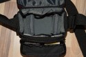 TAMRAC 5531 - TAMRAC ADVENTURE 1\n\nFoto und Text von Ingo B. - VIELEN DANK!\n\nKommentar:\n\nHallo Jrg,\n\ndurch Zufall bin ich auf deine Seite gekommen. Dabei hab ich festgestellt dass dir genau meine Tasche noch fehlt. Anbei Bilder der TAMRAC Adventure 1 (5531). Da passt eine SLR, in meinem Fall eine SONY Alpha 500 mit Standardzoom rein. in meinem Fall ein 28-105. Ich hatte die Kamera aber auch schon mit einem Sigma 70-300 in der Tasche. Zum Standardzoom passt noch das LAdegert und ein kleines Objekiv rein. Dann wirds aber schon eng.\n\nGru Ingo B.
